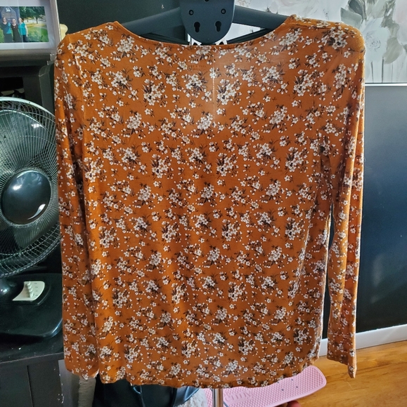 🌷Flowy Floral Long Sleeve🌷 - Picture 2 of 2